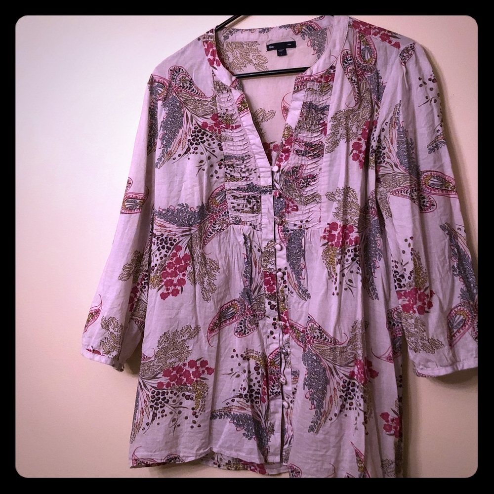 Gap 3/4 sleeve top, thin material.
